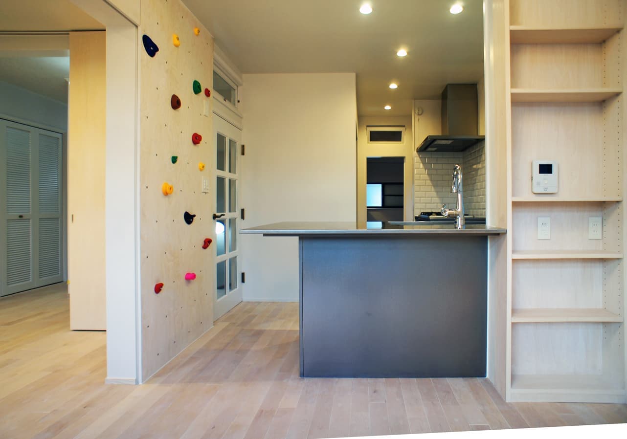 ダイニングからキッチンの眺め