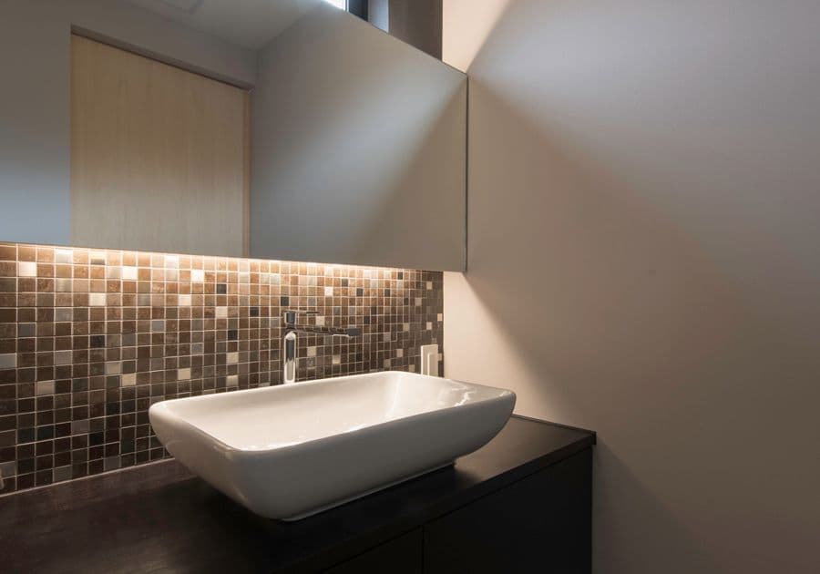 モザイクタイルの洗面室