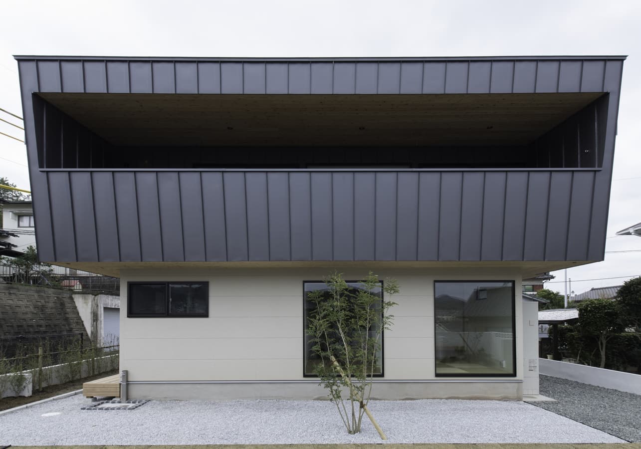 ガルバリウム外壁とリシン吹付の北側外観