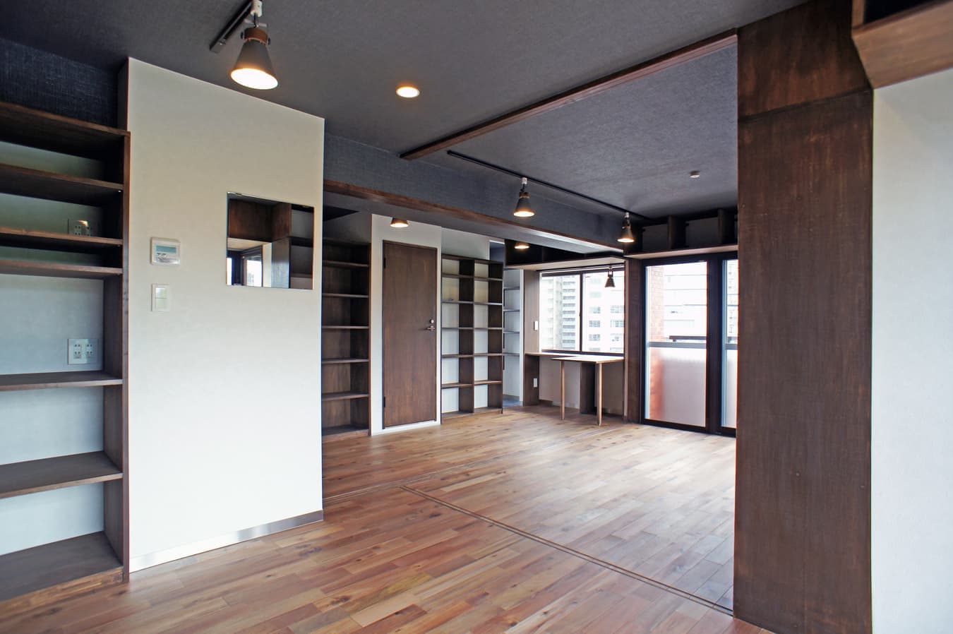 キッチンからリビングの眺め