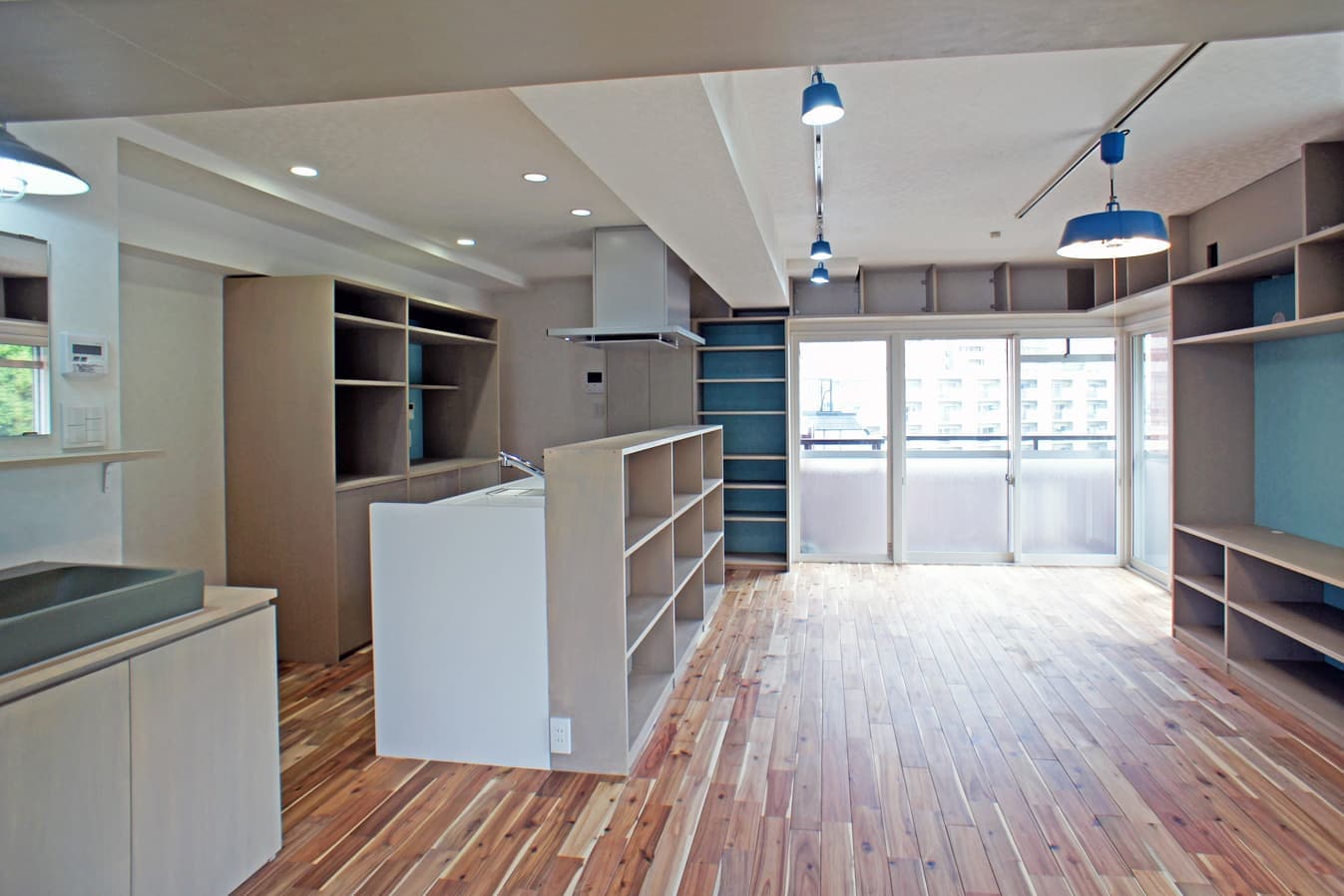 4面に設置した造作家具