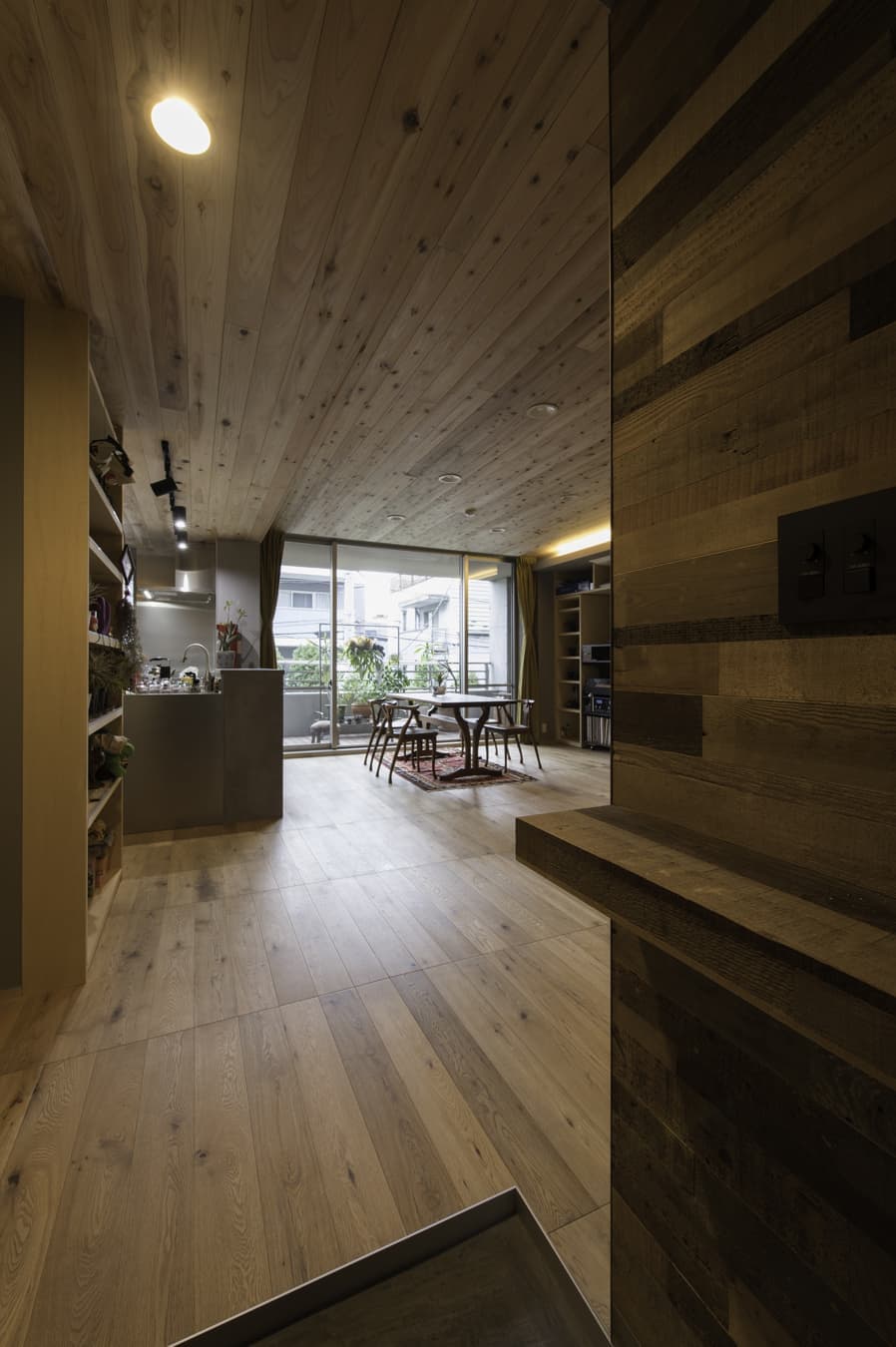 エントランス壁面古材