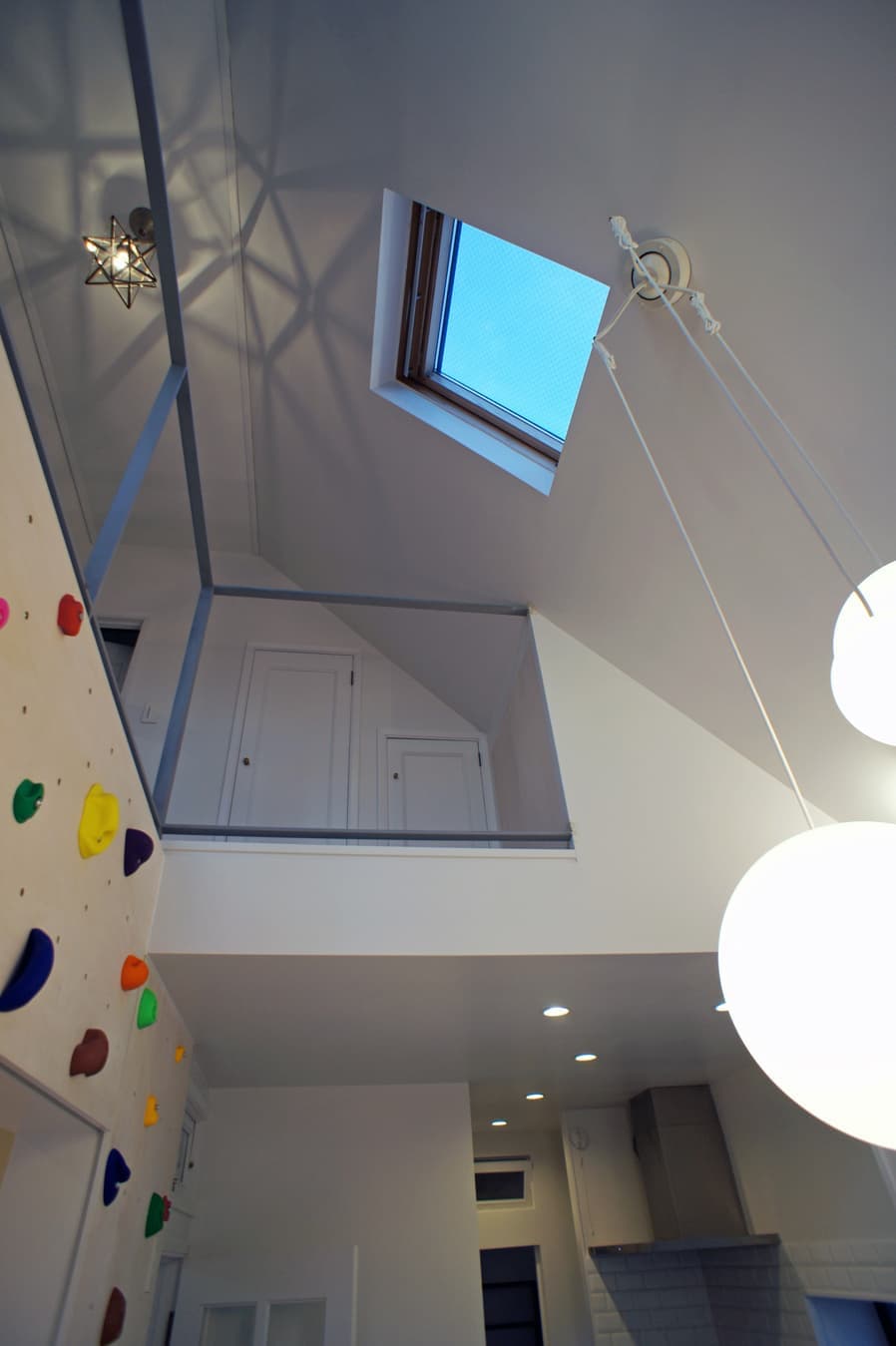 吹抜けとトップライト