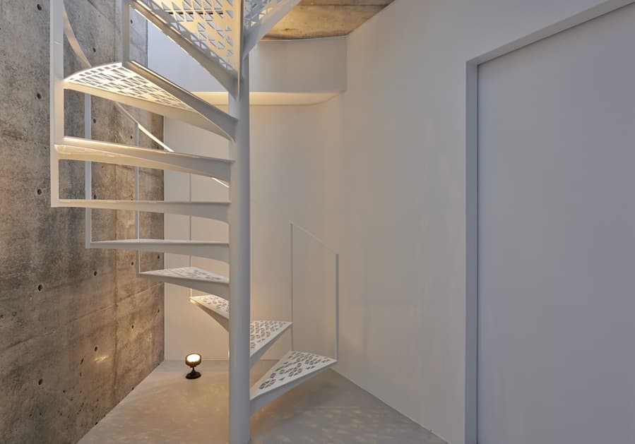 木漏れ日が落ちる螺旋階段