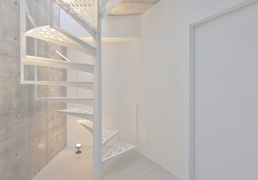 木漏れ日が落ちる螺旋階段