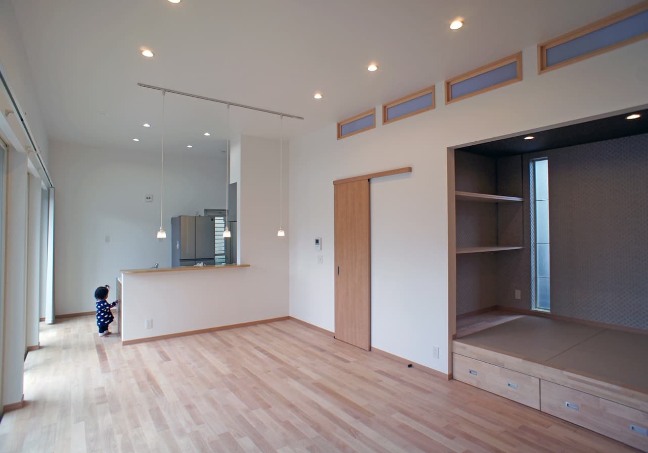 リビングと子供部屋のデンを繋げるハイサイド窓