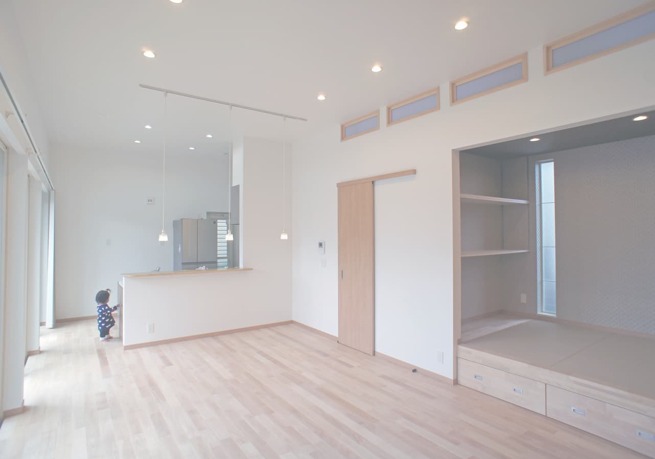 リビングと子供部屋のデンを繋げるハイサイド窓