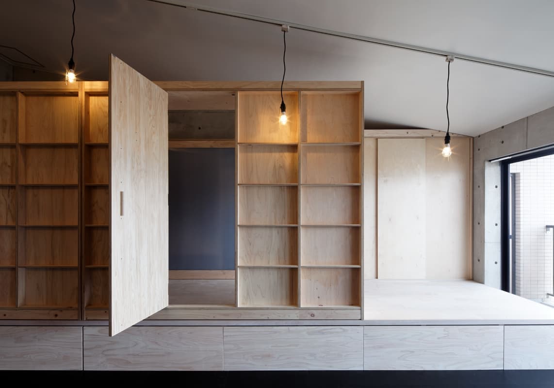 潜戸から室内へ