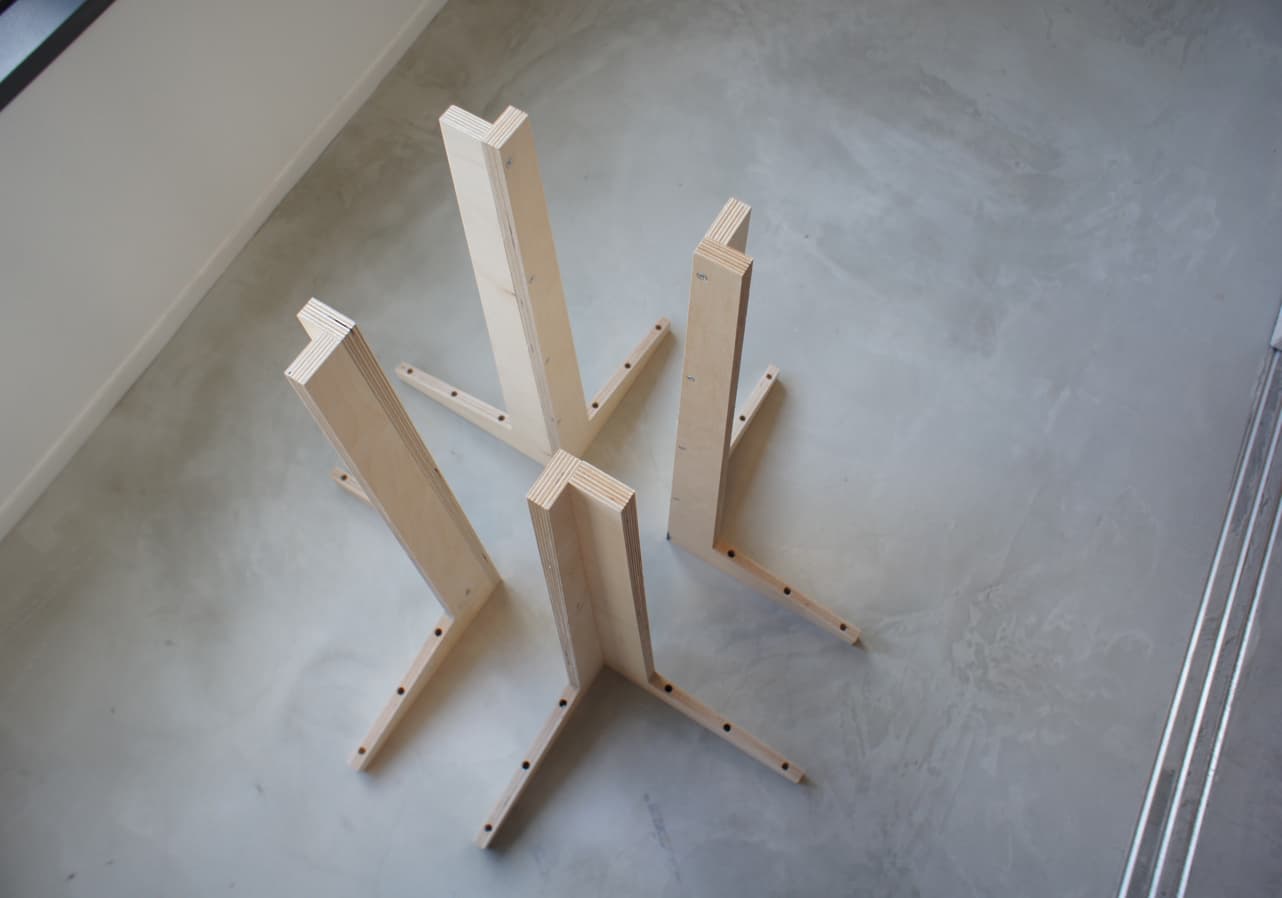 脚を４つ作成