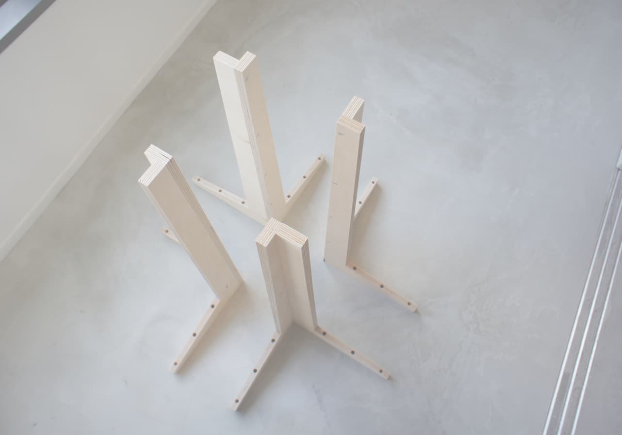 脚を４つ作成