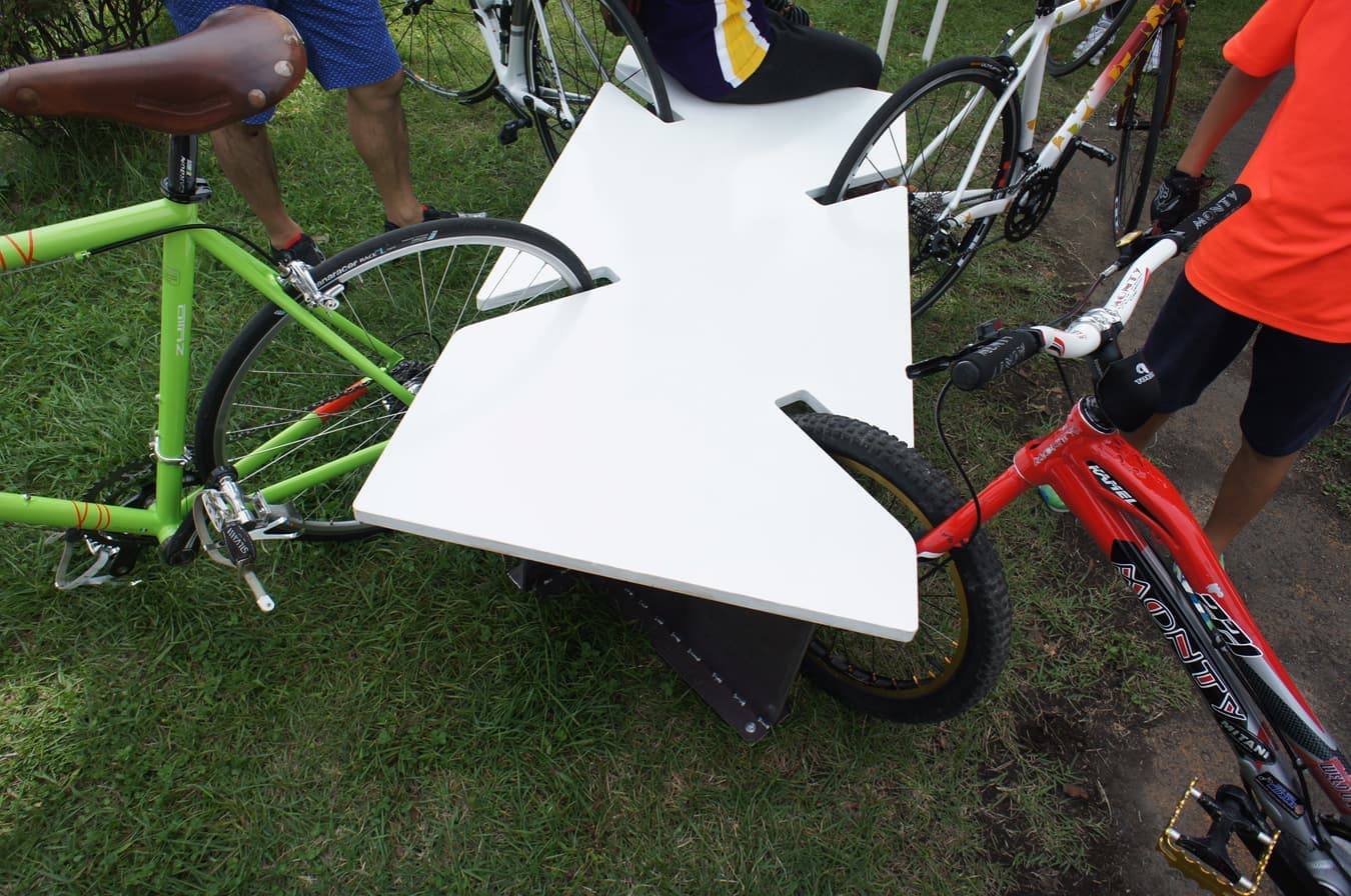 自転車と人が休めるベンチ