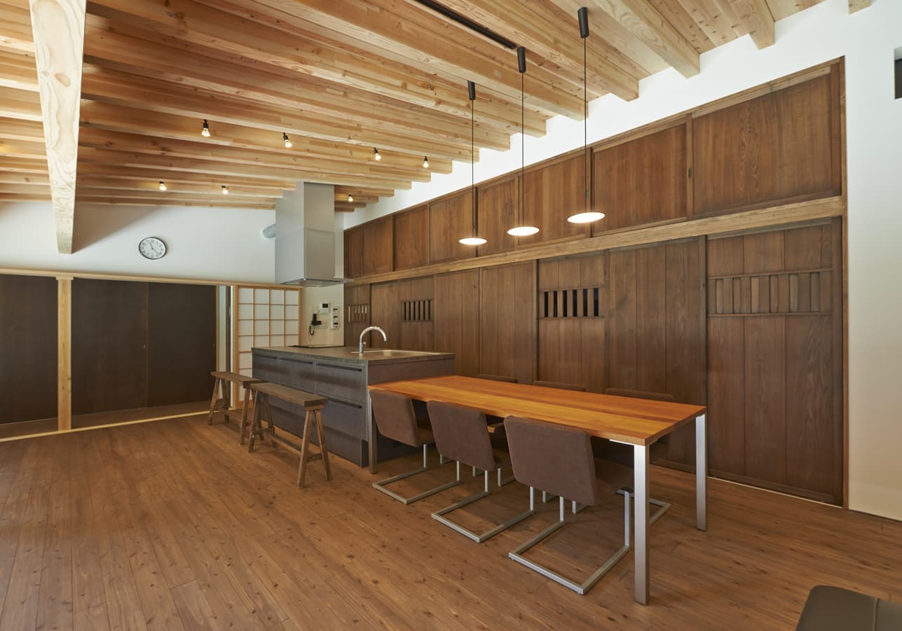 キッチンとパントリーの眺め