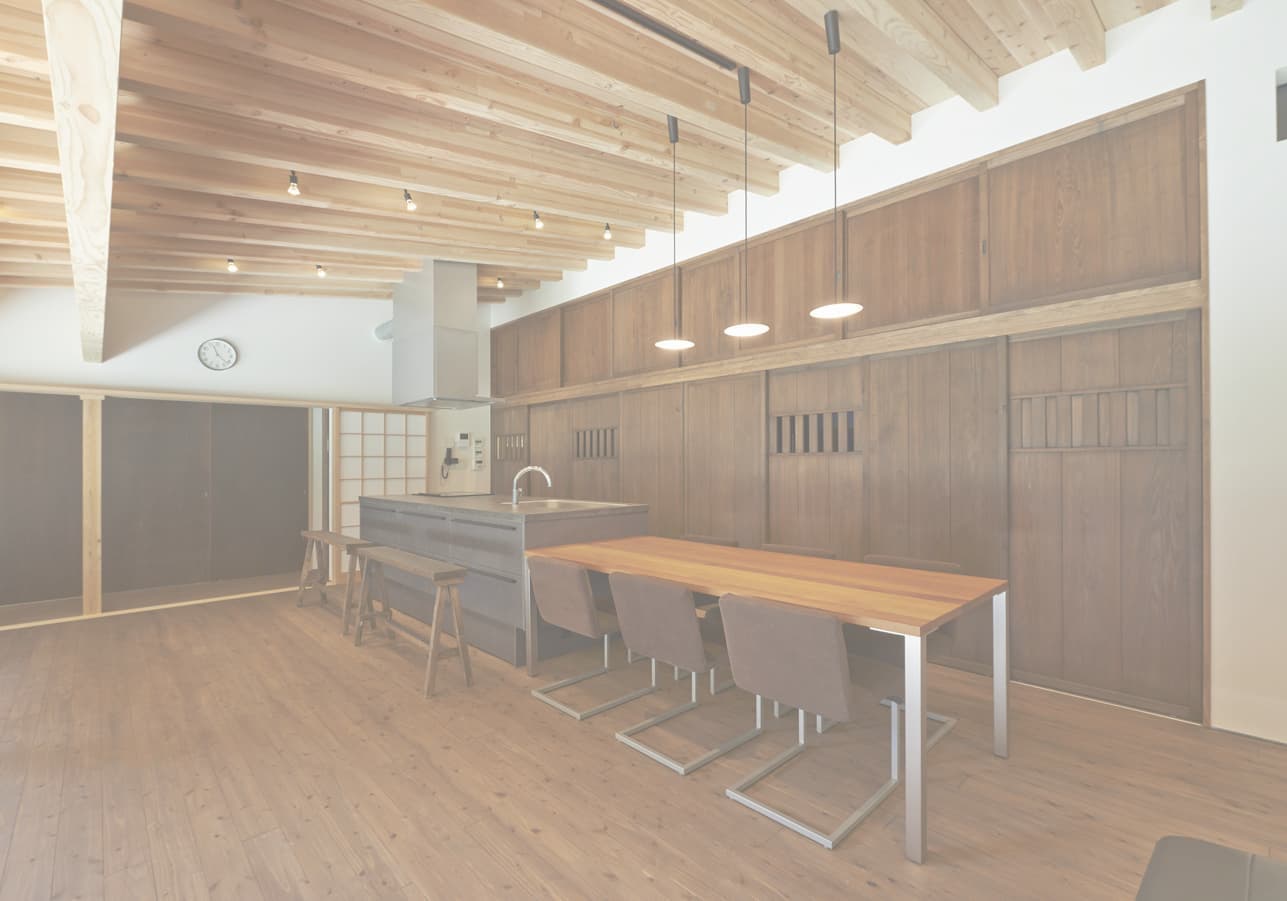 キッチンとパントリーの眺め