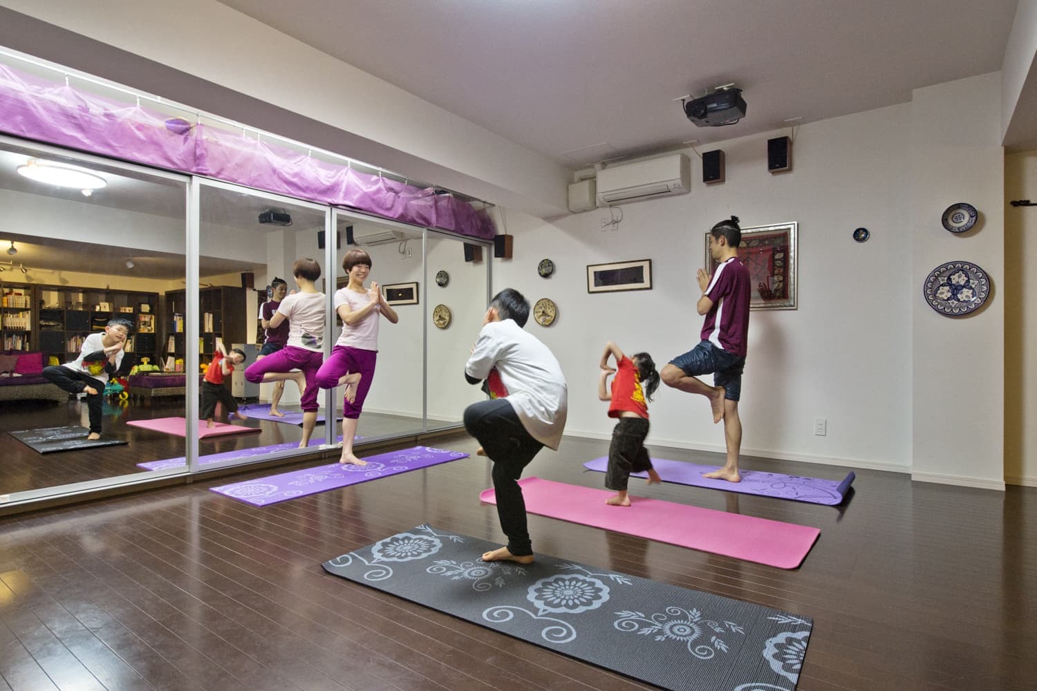 地下でファミリーヨガ