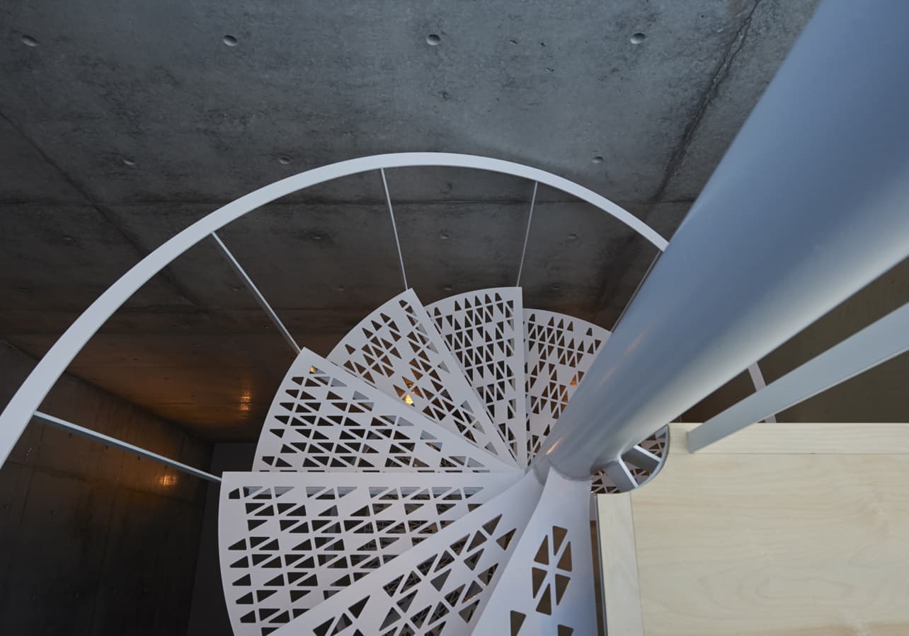 木漏れ日の落ちる螺旋階段