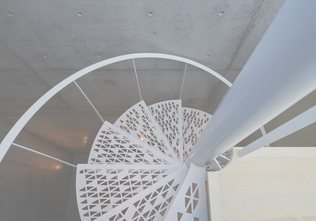 木漏れ日の落ちる螺旋階段