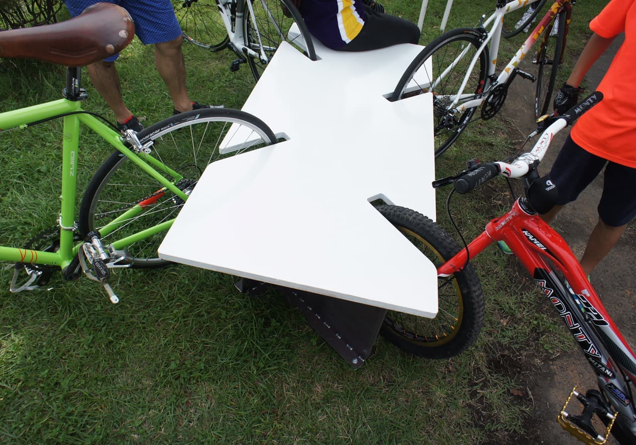 人と自転車が休めるベンチ