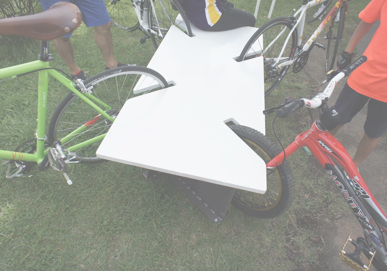 人と自転車が休めるベンチ